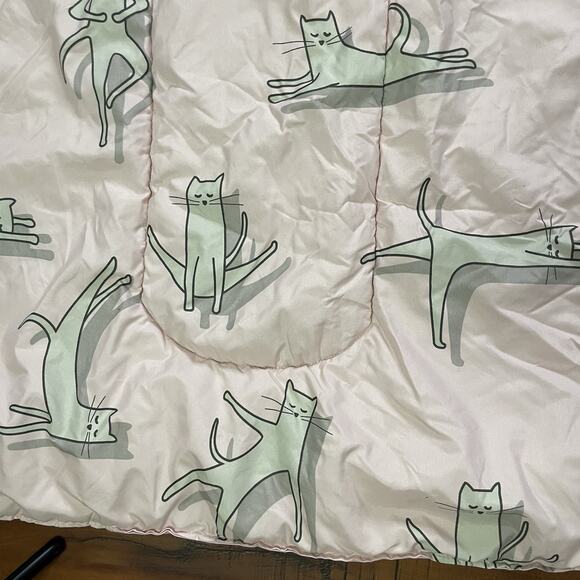 Sleepy Cat Quilted Comforter Twin Size Pink 66"x90" Amazon Basics Oeko-Tex - Picture 6 of 11